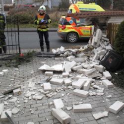 Řidička na Nové Hospodě zbourala sloupek, unikal plyn