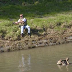 Zloděj odnesl 15 rybářských prutů a 70 navijáků