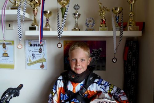Foto: Sedmiletý chlapec ze Stříbra sbírá poháry v motokrosu