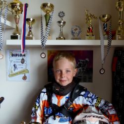 Sedmiletý chlapec ze Stříbra sbírá poháry v motokrosu