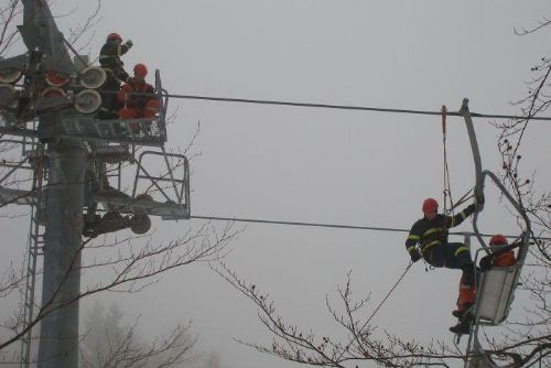 Foto: Letečtí záchranáři budou od středy cvičit na lanovce Špičák