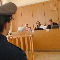 Za pohození dcery do kontejneru dostala žena 16,5 roku