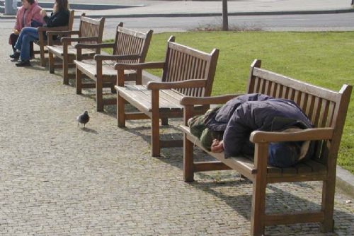 Foto: Polák si ustlal na chodníku v Plzni, putoval na záchytku