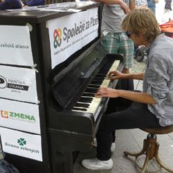 Společně za Plzeň začali kampaň s pianem U Branky