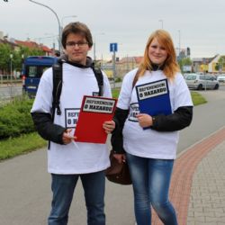 Stánek k referendu se přestěhoval do Sadů Pětatřicátníků 