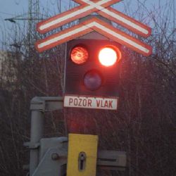 Auto vjelo v Holýšově na přejezd, poškodila ho závora