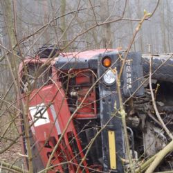 Tatra s kamennou drtí se za Hadačkou převrátila do lesa
