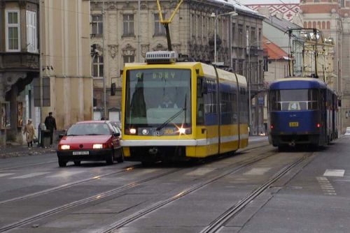 Foto: Opilá žena nemohla vystoupit z tramvaje, lehla si na zem 