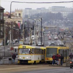 Plzeňák močil na zastávku MHD, skončil na záchytce