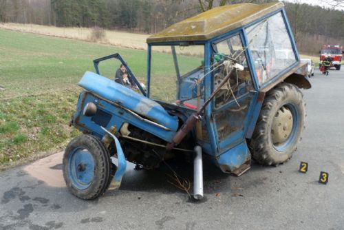 Foto: U Chudenic boural traktor, nehoda ho ´zlomila´. Podívejte se 