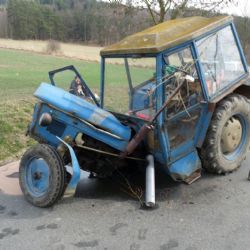 U Chudenic boural traktor, nehoda ho ´zlomila´. Podívejte se 