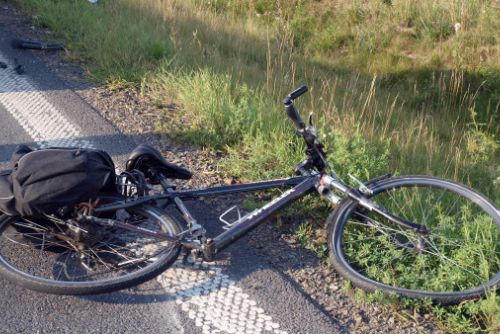 Foto: Cyklista senior se posilnil alkoholem, v Kamenném Újezdu narazil do vrat 