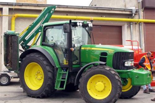 Foto: U Dolní Kamenice nedal traktor přednost fiatu