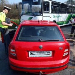 U Kozí boural autobus s autem, jedno zranění