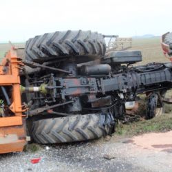 U Liblína boural traktor s autem, hasiči zasahovali pět hodin