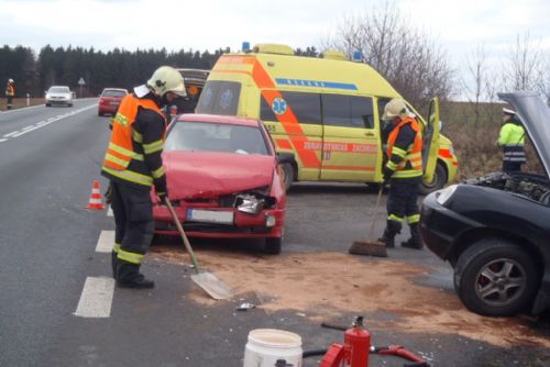 Foto: U Úněšova bourala dvě auta, řidičky skončily v nemocnici