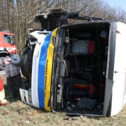 U Žákavy se převrátil autobus s malými hokejisty 