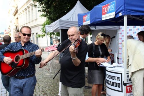 Foto: Umělci v Plzni podpořili referendum proti hazardu