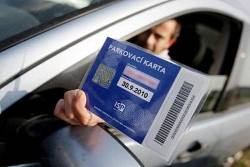 Foto: Úseky pro držitele parkovacích karet budou v Plzni modré