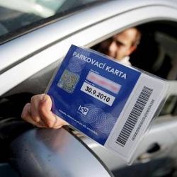 Úseky pro držitele parkovacích karet budou v Plzni modré