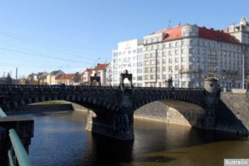 Foto: Uzavírka Wilsonova mostu v centru Plzně ničí podnikatele