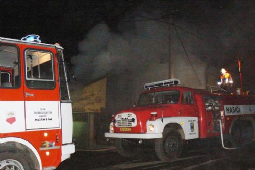 Foto: V Čelákovech uhořelo 15 slepic, další hasiči zachránili