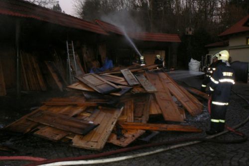 Foto: V Nýřanech na Pankráci hořela firma, škoda půl milionu 