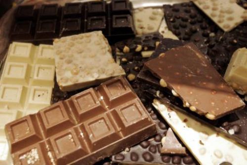 Foto: V plzeňském obchodním centru chtěl ukrást 400 čokolád