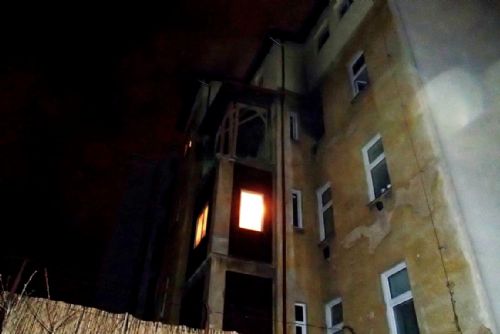 Foto: V Plzni vybuchl v bytě plyn, popálený skončil v nemocnici