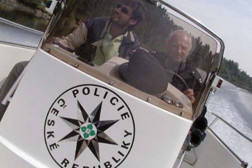 Foto: Policisté kontrolují Hracholusky z vodního člunu