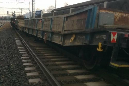 Foto: V Rokycanech boural posunovaný vlak, škoda půl milionu