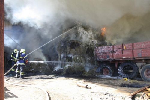 Foto: V Sedlicích u Zahořan hořela kolna, majitel se popálil