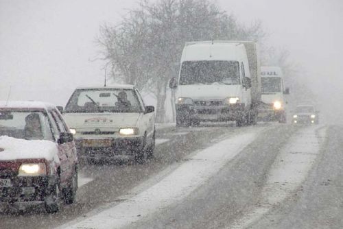 Foto: Na řidiče v kraji čekají namrzlé silnice a padlé stromy