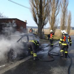 Ve Vysoké Libyni shořelo osobní auto 