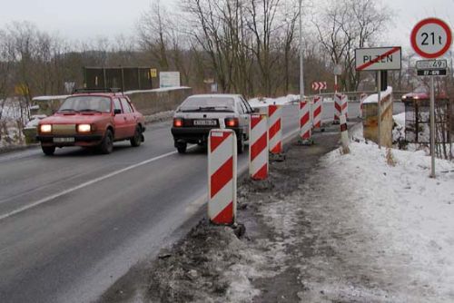 Foto: Mráz a sníh ničí plzeňské silnice, jsou děravé