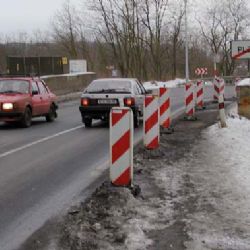 Sypač se u Tachova převrátil na střechu