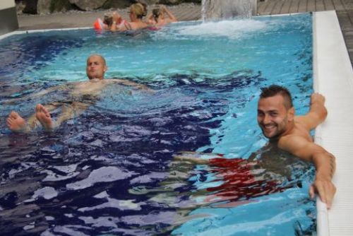 Foto: Fotbalisté Plzně ve volném čase na soustředění třeba plavou
