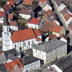 Výlohy v Schönsee zdobí výtvarná díla nejen Plzeňáků