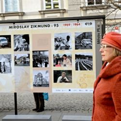 Výstava v plzeňských sadech je věnována M. Zikmundovi