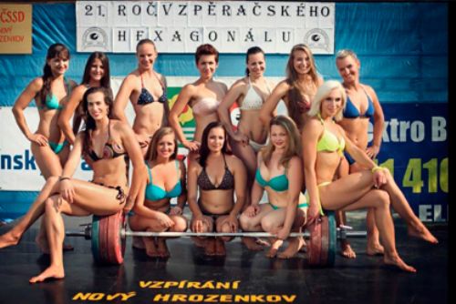 Foto: Úspěšné české vzpěračky nafotily sexy kalendář pro rok 2015
