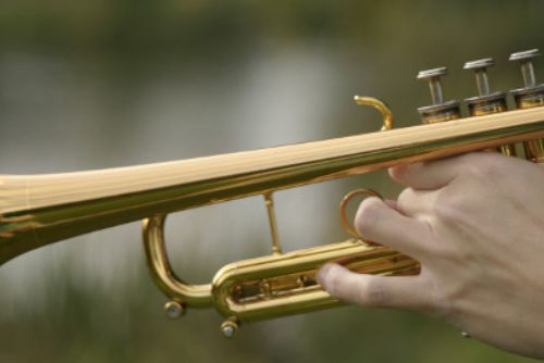 Foto: Z auta u Boleveckého hřbitova zmizela trumpeta i noty