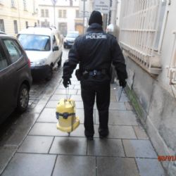 Z auta v Plzni vypadl v zatáčce vysavač