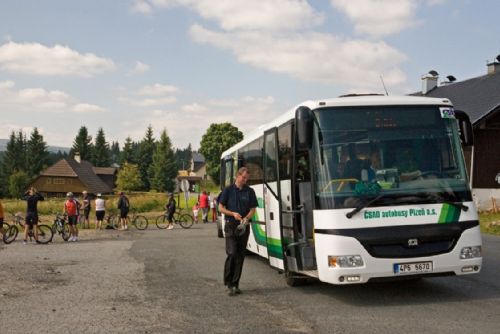 Foto: Zelené autobusy začínají zas jezdit po Šumavě. S novinkami 