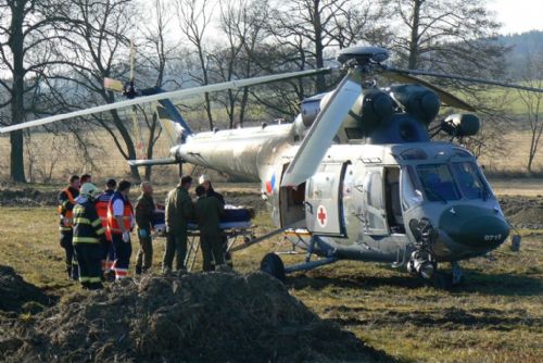 Foto: Zraněnou ženu vezl od nehody u Chotiměře vrtulník