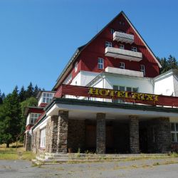 Budoucnost hotelu RIXI na Šumavě stále v mlze