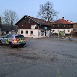 Cizinci půjdou za explozi bankomatu v Srní do vězení