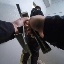 Městská policie zachránila nemocného chlapce za zabouchnutými dveřmi