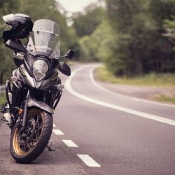 Motorkář vážně zraněn na Šumavě, byl převezen do Německa vrtulníkem