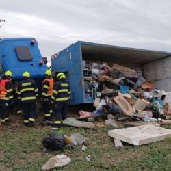 Náklaďák s odpadem skončil v příkopu