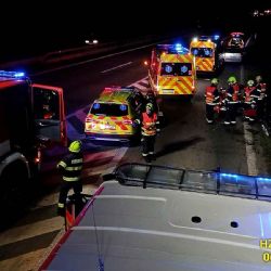 Tragická nehoda u Nýřan - jeden mrtvý, čtyři zranění, nájezd na D5 uzavřen